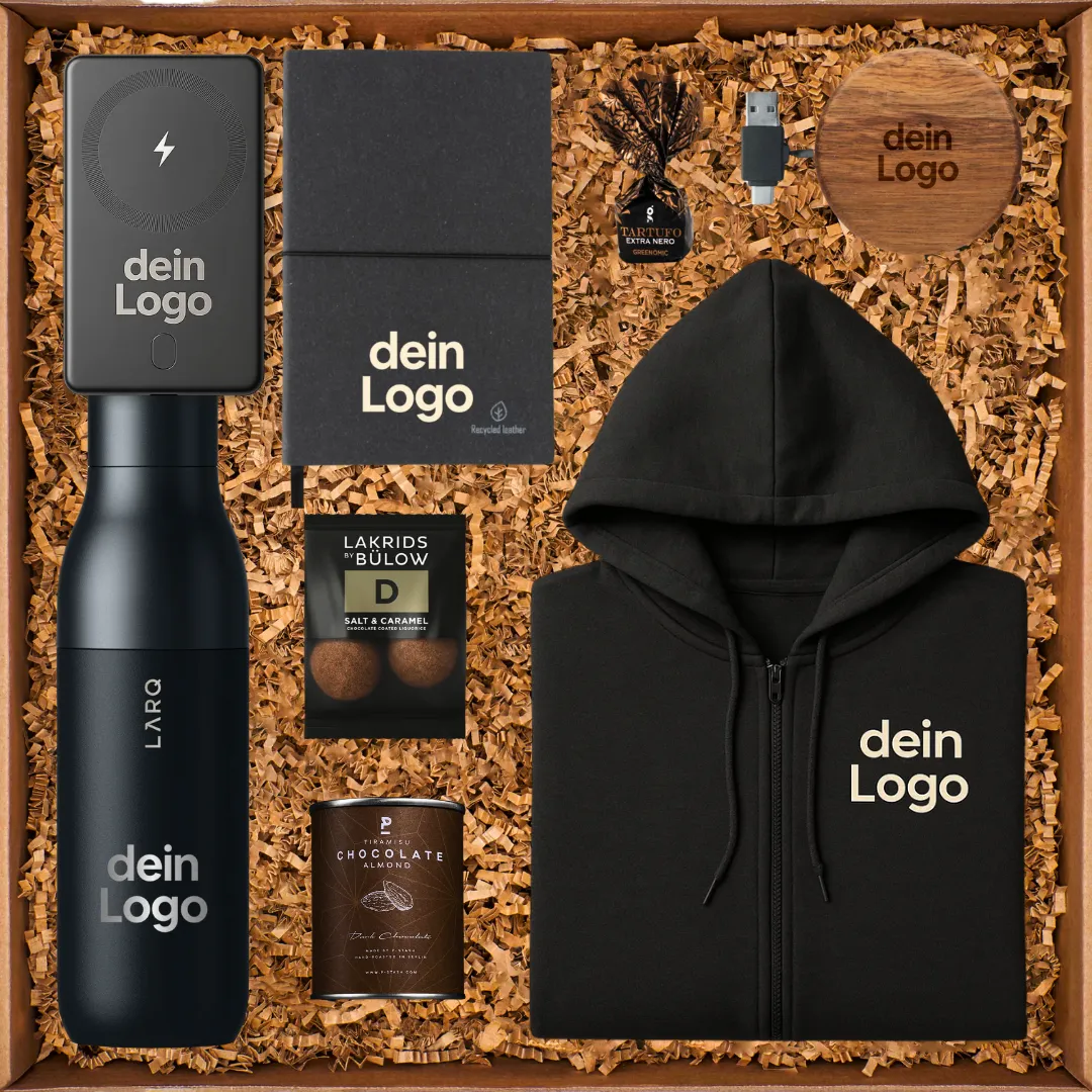 Geschenkbox mit schwarzer Trinkflasche, Notizbuch, Hoodie, Powerbank und Holz-Ladepad, alle mit einem Logo-Aufdruck.