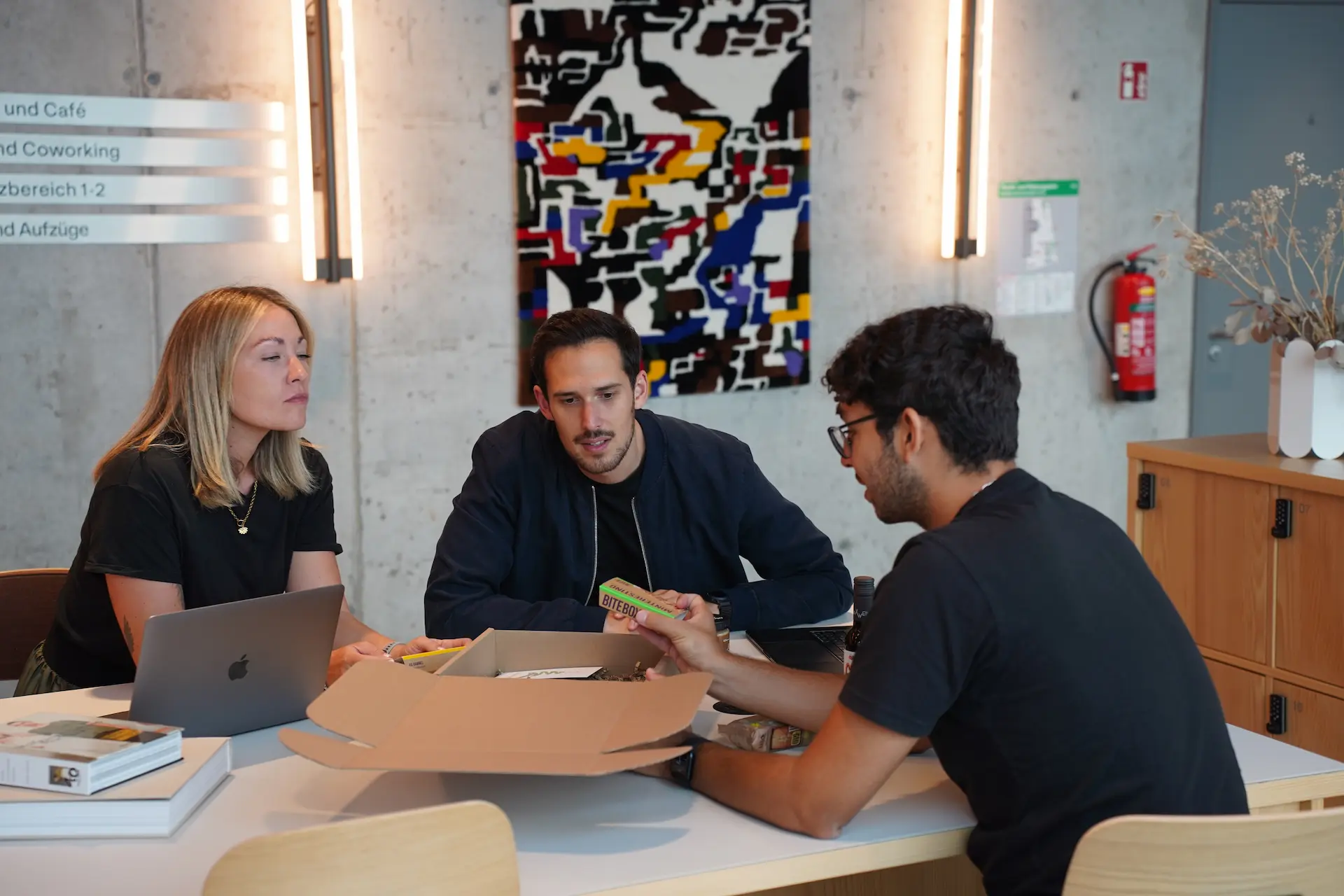 GIVEAJOY-Team bei der Auswahl nachhaltiger Produkte für eine Geschenkbox