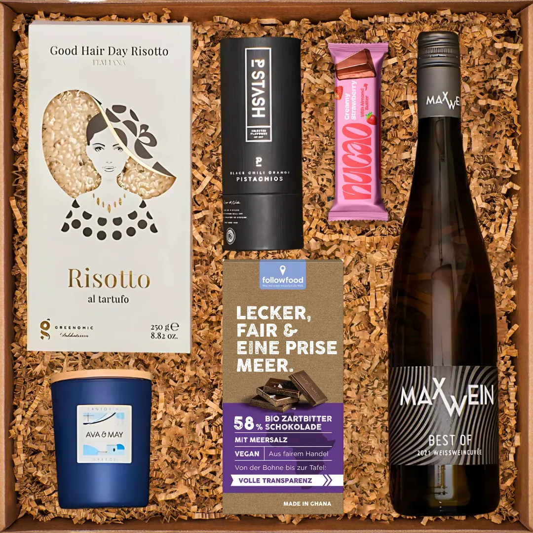 Geschenkset mit Trüffel-Risotto, Pistazien, Erdbeer-Schokolade, Bio-Schokolade mit Meersalz, Duftkerze, Weißwein.
