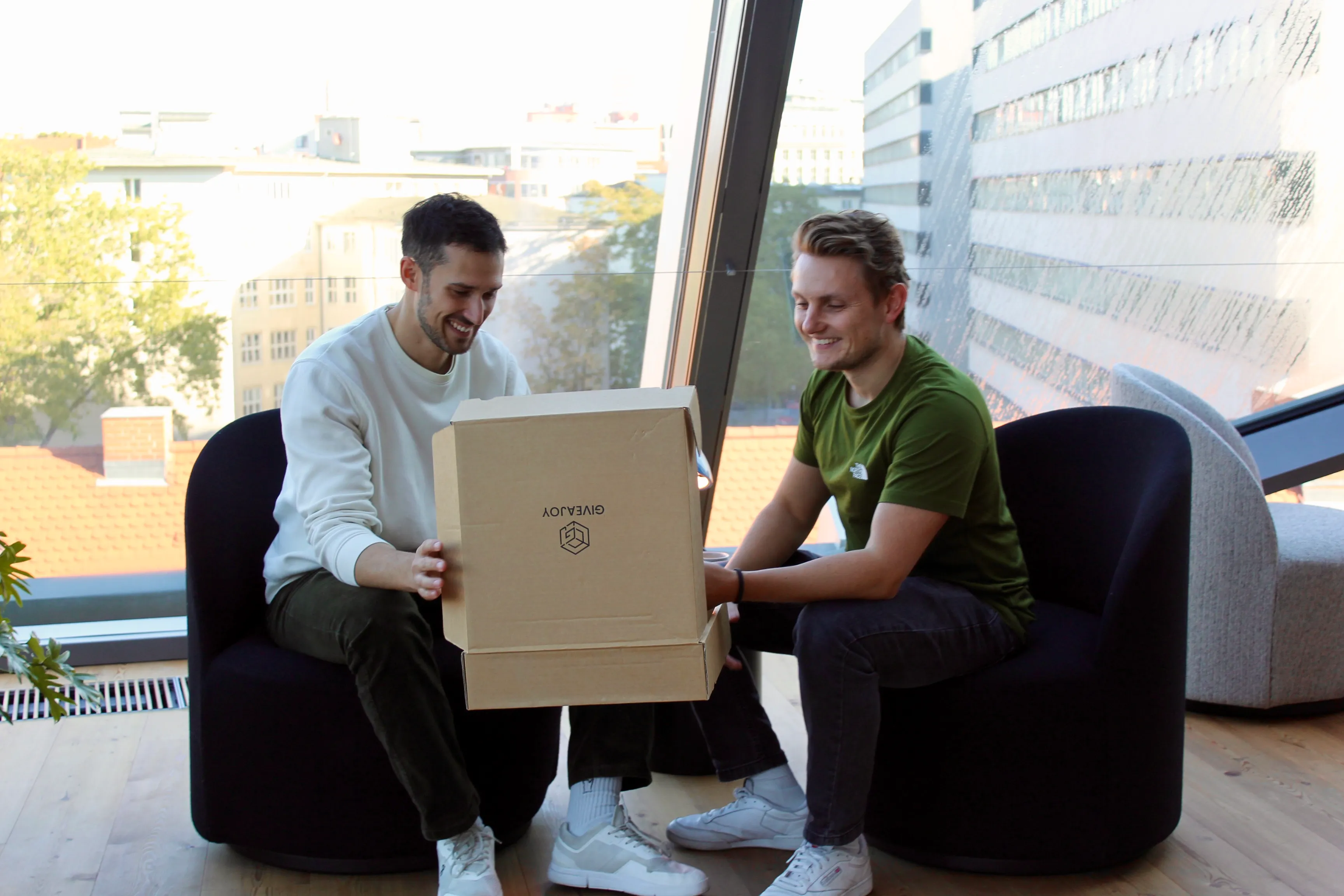 Die GIVEAJOY-Gründer Robin und Lucas.