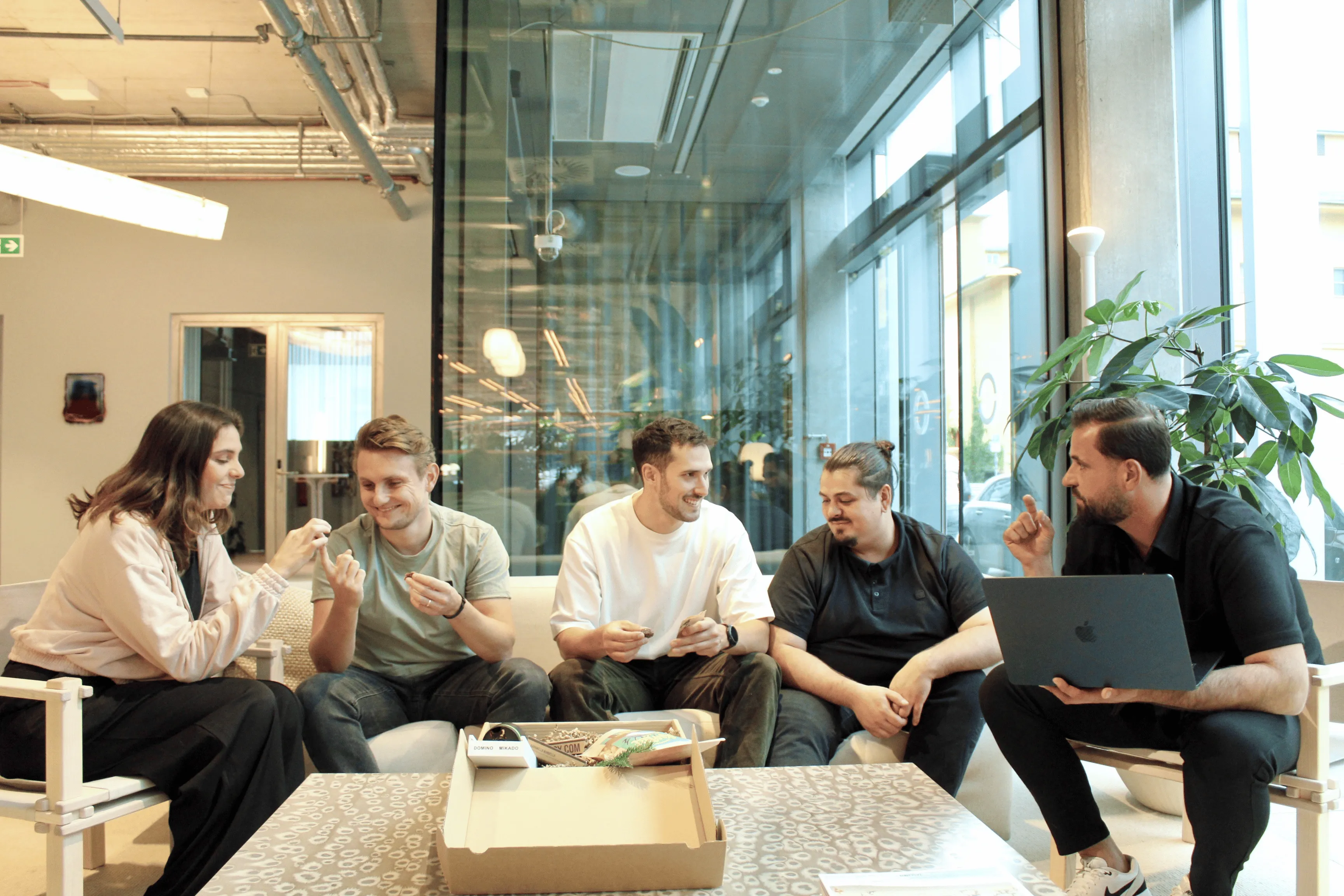 Team von GIVEAJOY in Berlin bei der gemeinsamen Arbeit im modernen Büro.