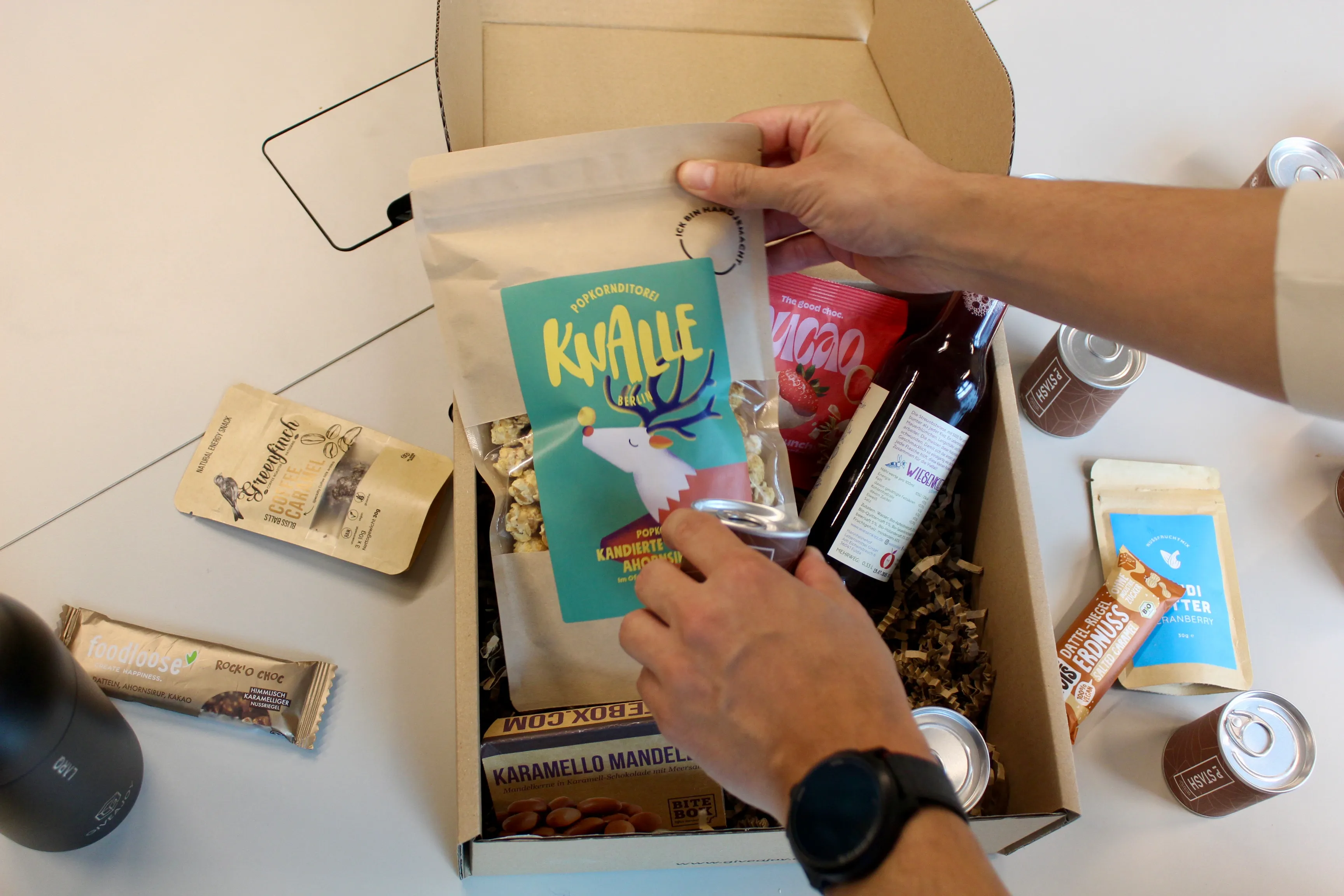 Geschenkbox wird gepackt