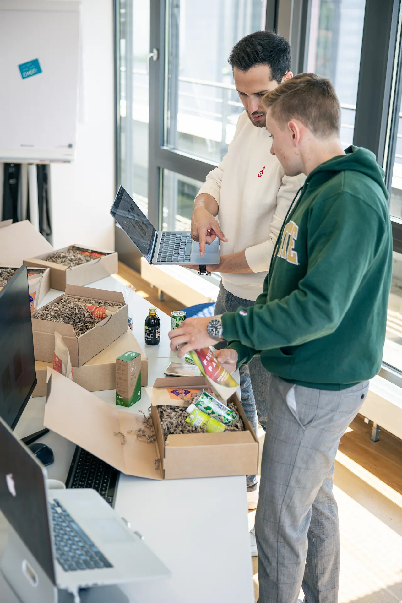 GIVEAJOY-Team beim Zusammenstellen nachhaltig verpackter Geschenkboxen