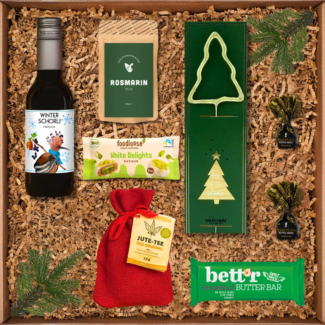 Geschenkbox mit Winterpunsch, Rosmarin-Mix, Weihnachtskerze, Tee, Snacks und Haselnuss-Butterriegel.