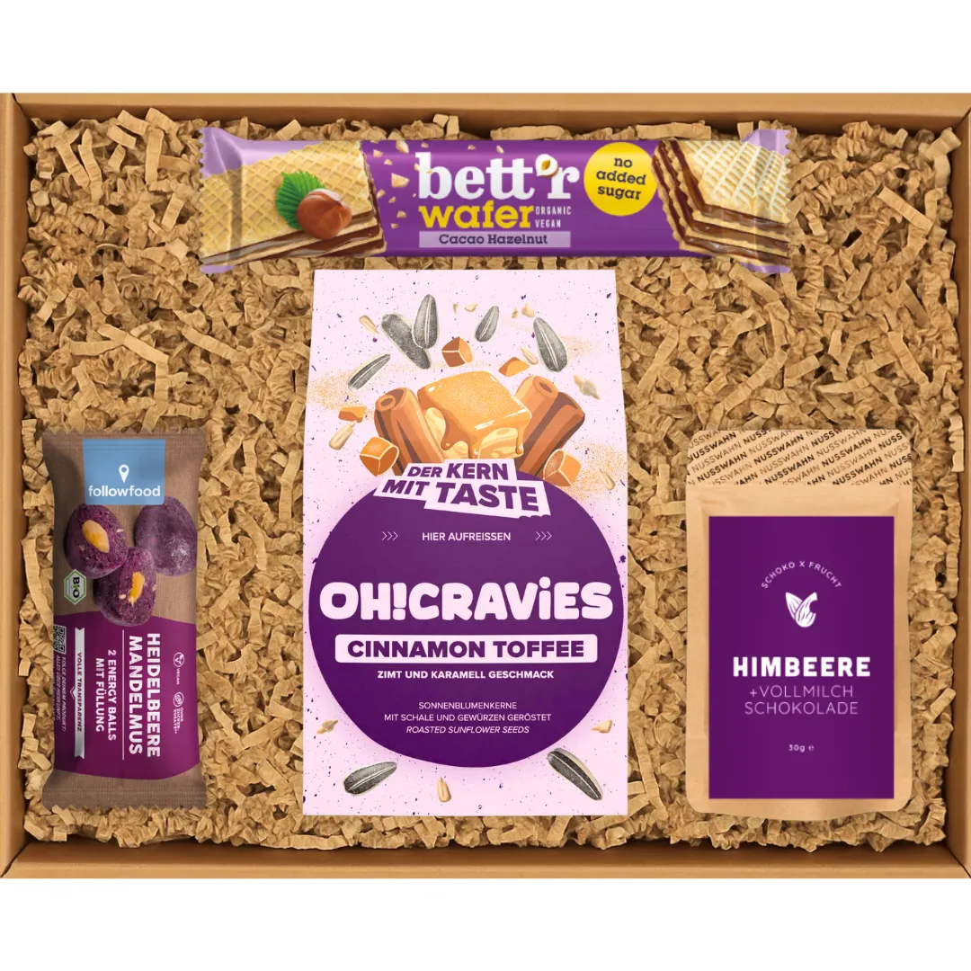 Geschenkbox mit veganem Bett'r Wafer, Oberlecker OH!CRAVIES Cinnamon Toffee, Heidelbeer-Mandelmus und Himbeer-Schokolade.