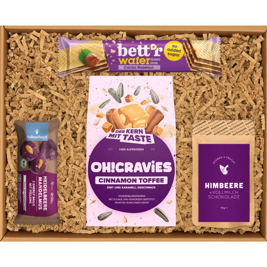 Geschenkbox mit Bett'r Wafer, OH!CRAVIES Toffee, Heidelbeer-Mandel-Energiebällen und Himbeer-Schokolade.