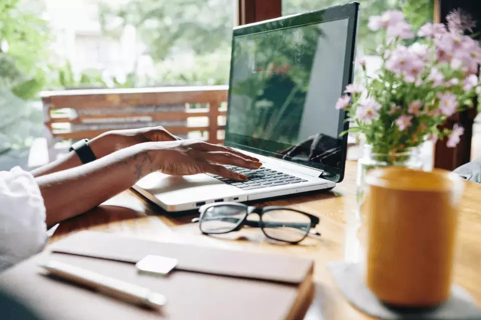 Die psychologischen Auswirkungen von Remote Work auf Mitarbeiter:innen
