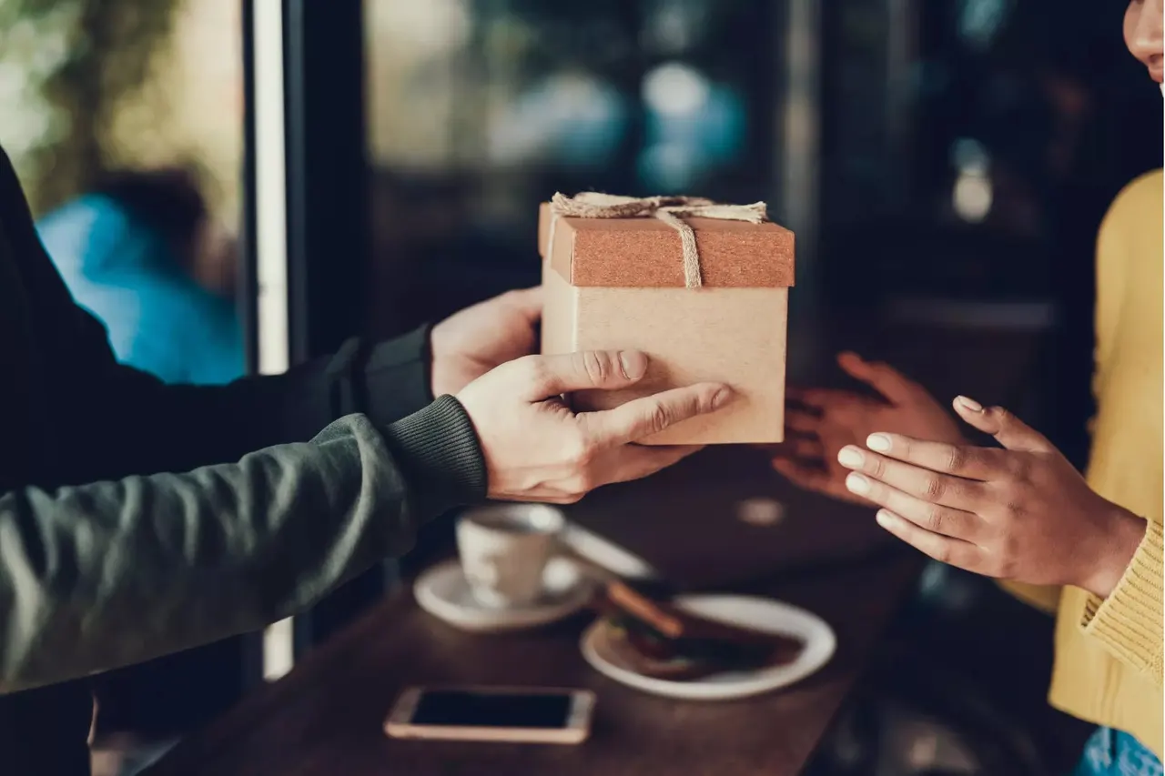 Wie du mit kleinen Geschenken deine Beziehungen im Beruf stärkst