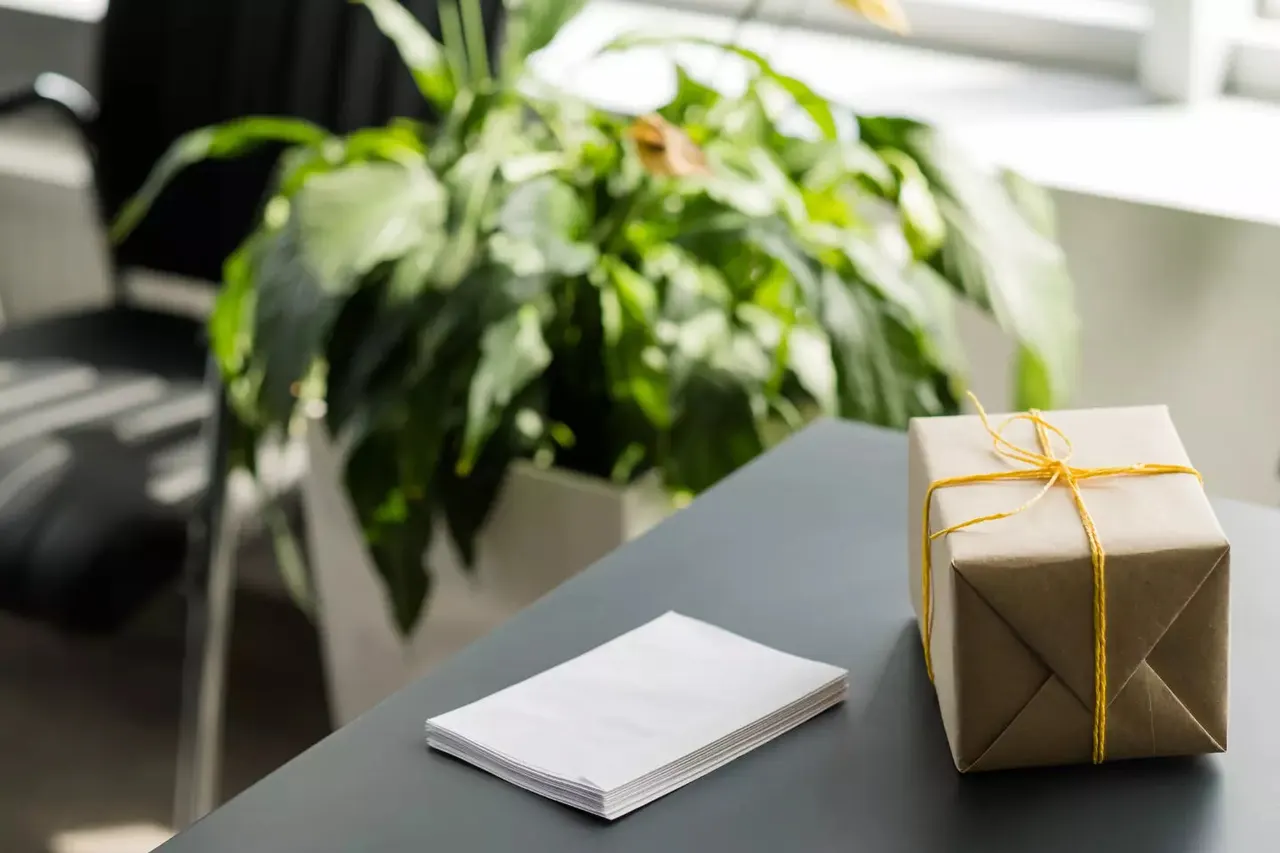 Geschäftsperson plant Mitarbeitergeschenke