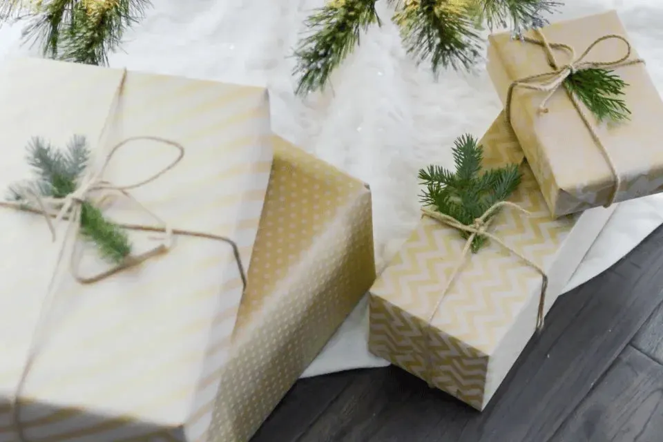Person überlegt bei der Suche nach einem Mitarbeitergeschenk