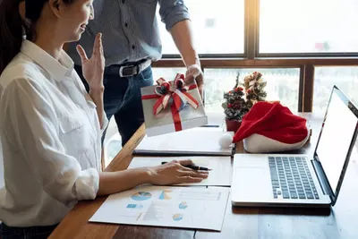 Weihnachtlich verpacktes Geschenk für Mitarbeiter:innen
