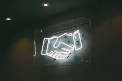 Leuchtendes Handschlag-Symbol für Geschäftspartnerschaft