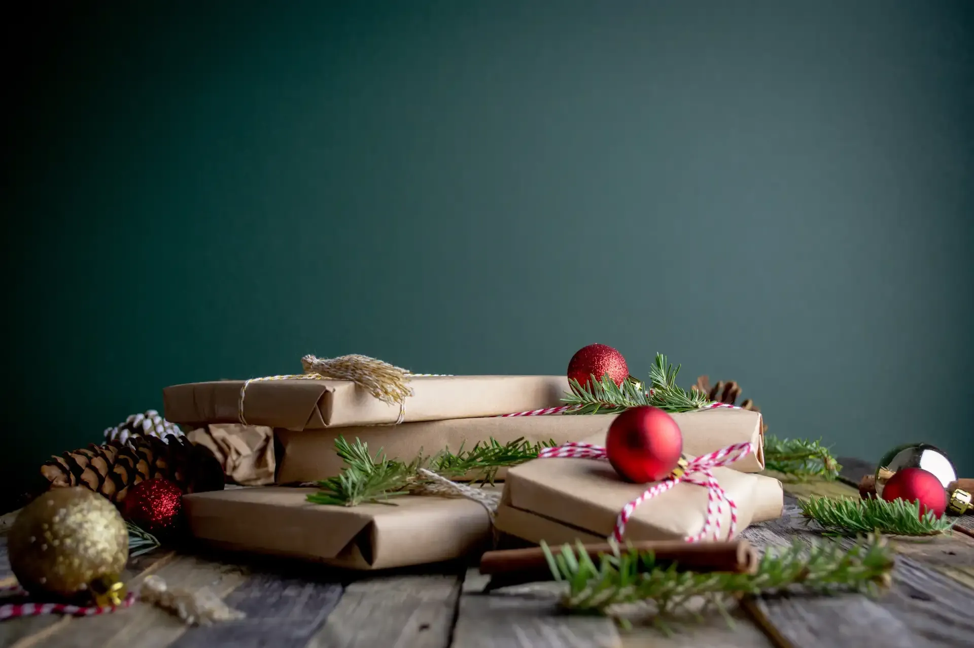 Weihnachtlich verpackte Geschenke mit Tannenzweigen und Christbaumkugeln